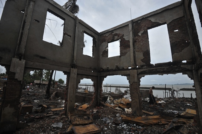 Distrugeri provocate de conflicte sectare în Sittwe, capitala statului Rakhine din vestul Birmaniei, 16 iunie (STR / AFP / GettyImages)
