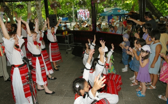 „Muzică şi tradiţii în Cişmigiu” Festival Internaţional de folclor, editia a- VI-a