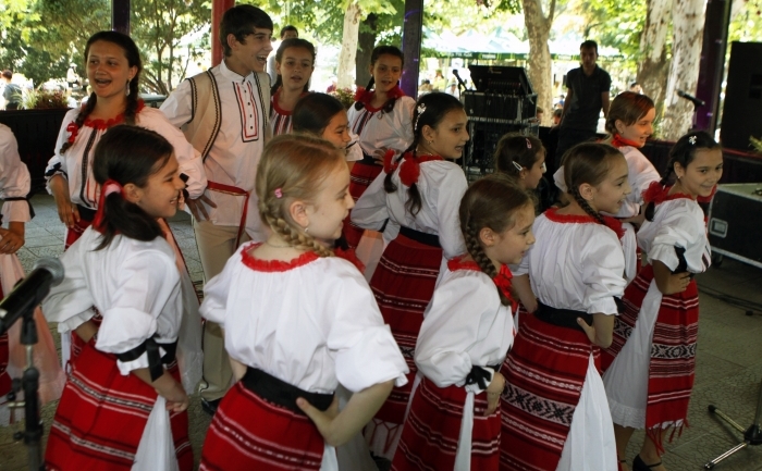 Copii în costume populare participanţi la festivalul internaţional de folclor desfăşurat în Parcul Cişmigiu din Capitală
