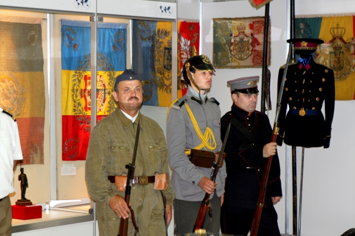 Ziua Drapelului Naţional , Muzeul Militar Naţional " Regele Ferdinand I " , vernisajul expoziţiei " Istoria Drapelului Naţional ", uniforme militare de epocă ,echipamente militare şi armament de artilerie (Epoch Times România)