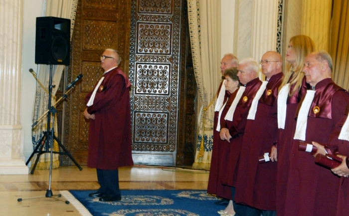 Membrii Curţii Constituţionale premiaţi de Traian Băsescu la Palatul Cotroceni (Epoch Times România)