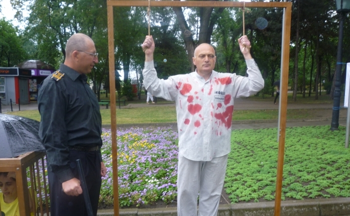 Victemele torturii şi a persecuţiilor practicanţilor Falun Dafa din China comemorate la Chişinău, 26 iunie 2012 (The Epoch Times)