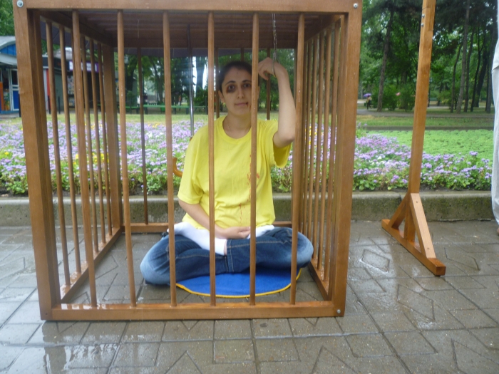 Înscenarea torturilor la care sunt supuşi practicanţii Falun Gong în China