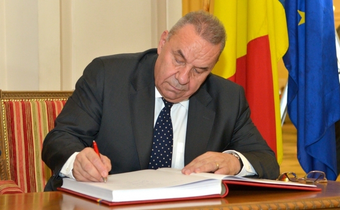 Ministrul de Externe, Andrei Marga,semnează în cartea de impresii a expoziţiei „Ministerul Afacerilor Externe – 150 de ani de diplomaţie” (Lavinia Savu / Epoch Times)
