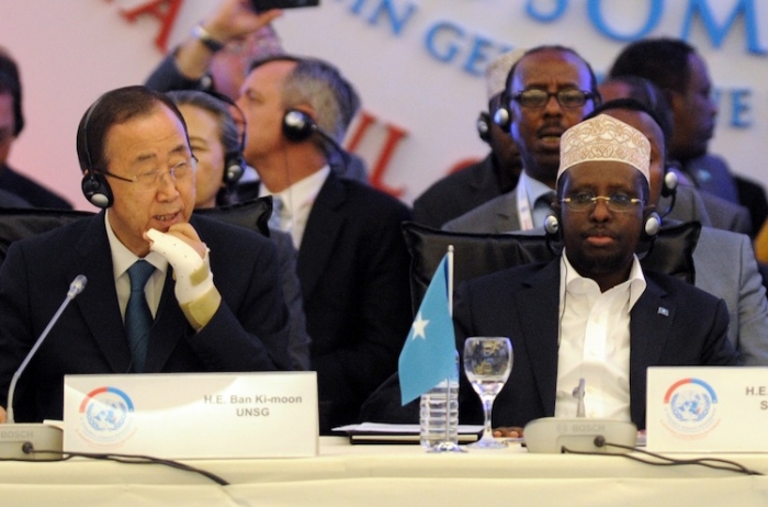 Preşedintele somalez Sheikh Sharif Sheikh Ahmed (s) împreună cu secretarul general ONU, Ban Ki-moon (S) la Conferinţa de la Istanbul despre Somalia, 1 iunie 2012 (Bulent Kilic / AFP / GettyImages)