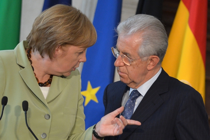 Angela Merkel (ST) şi Mario Monti (DR). (ALBERTO PIZZOLI / AFP / GettyImages)