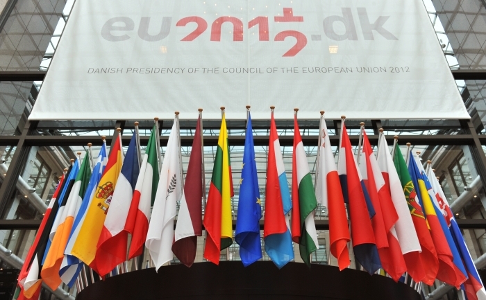 Steagurile ţărilor UE în holul Consiliului European de la Bruxelles.
