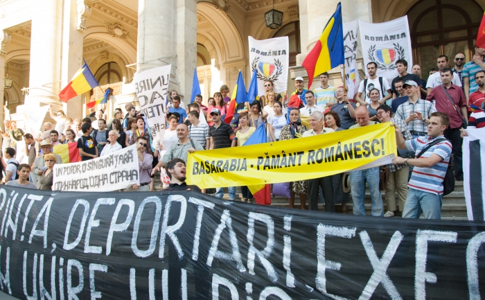 Participanţi la marşul pentru unirea Basarabiei cu România în faţa Muzeului de Istorie, 28 iunie 2012