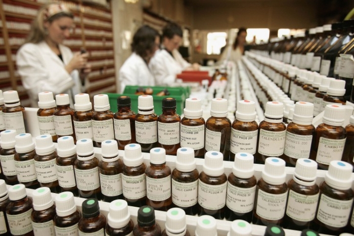 Personal la farmacia Ainsworth din Londra, distribuind remedii homeopatice. Medicii homeopaţi sunt îngrijoraţi că noile legi din domeniul sănătăţii vor restrânge răspândirea homeopatiei