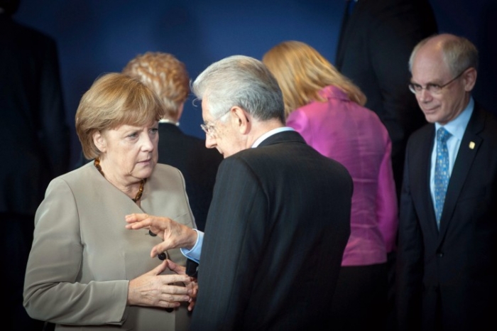 Cancelarul Angela Merkel, vorbeşte cu omologul său italian Mario Monti, în timpul sesiunii de deschidere a reuniunii Consiliului European pe 28 iunie, la Bruxelles, Belgia 




senior research fellow definition




Germania, cancelarul Angela Merkel (L), vorbeşte cu omologul său italian Mario Monti (C), ca preşedintele Consiliului European, Herman Van Rompuy (acum R) arată, în timpul sesiunii de deschidere a reuniunii Consiliului European pe 28 iunie, la Bruxelles, Belgia . (Guido Bergmann / Bundesregierung -- Pool / Getty Images)