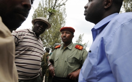 Generalul Bosco Ntaganda, împreună cu alţi ofiţeri pe 24 ianuarie 2009, in Rutshuru, Congo, 75 km la nord de capitala provinciei Goma (Lionel Healing / AFP / Getty Images)