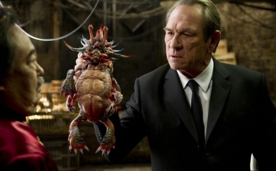 Keone Young şi Tommy Lee Jones ţinându-l pe Spiky Bulba în "Men In Black 3." (Wilson Web /  Columbia Pictures Industries, Inc)