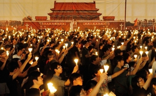 Hong Kong: Priveghi la care au participat peste 150 de mii de persoane, ce comemorează masacrul din 4 iunie 1989 petrecut în Piaţa Tiananmen (Sung Pi Lung / The Epoch Times)
