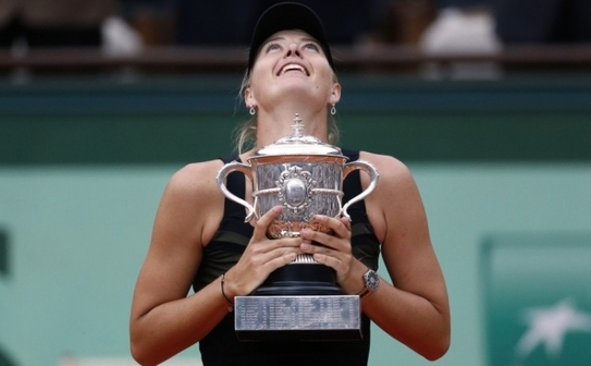 Maria Şarapova cu trofeul câştigat la French Open (Thomas Coex / AFP / GettyImages)