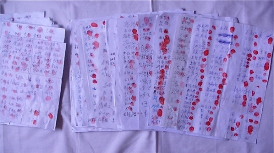 Cincisprezece mii de semnături şi amprente au fost strânse de Qin Rongqian, 23 de ani, pe o petiţie care cerea investigarea decesului tatălui său şi eiberarea mamei şi sorei sale din detenţie arbitrară (The Epoch Times)