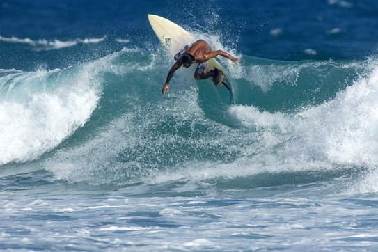 Surfeorul Jesmarin Puente călăreşte un val pe Encuentro Beach lângă Cabarete, Republica Dominicană. (Tony Roberts / Sass Global Travel)