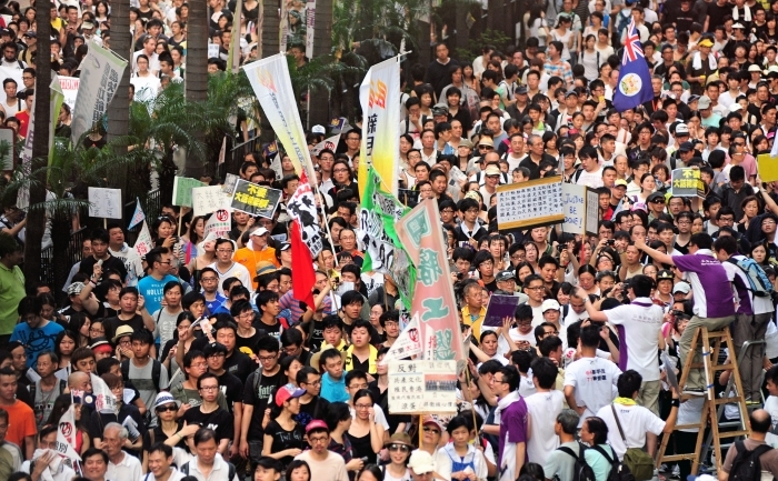 Zeci de mii de oameni protestează împotriva dictaturii Partidului Comunist Chinez cu prilejul vizitei lui Hu Jintao în Hong Kong, 1 iulie 2012