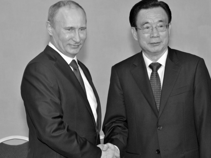 Vladimir Putin, împreună cu He Guoqiang, oficial senior al Partidului Comunist Chinez în St. Petersburg, 21 iunie 2012.