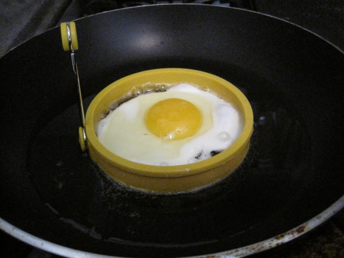 Spargeţi ouăle în tigaie, apoi acoperiţi cratiţa cu un capac