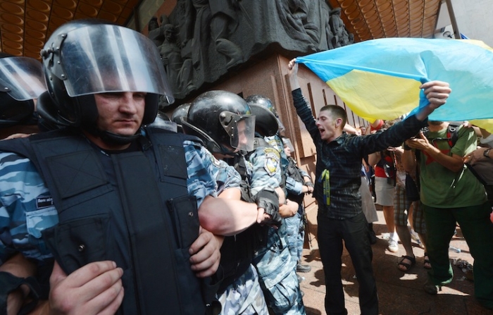 Activiştii din opoziţie se ciocnesc cu trupele speciale ale poliţiei a Kiev, 4 iulie 2012 (Sergei Supinsky / AFP / GettyImages)
