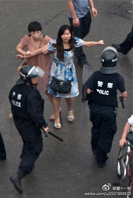 Protestatarii înfruntând forţele de ordine în oraşul Shifang, provincia Sichuan. (Weibo.com)