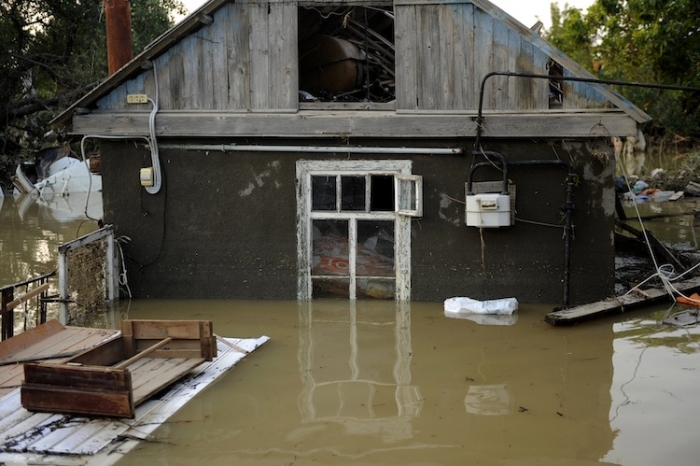 Case inundate în oraşul Krimsk, 8 iulie 2012. Numărul victimelor cauzate de inundaţii în reguinea Krasnodar din sudul Rusiei a urcat la 170, conform declaraţiilor poliţiei de duminică (Mikhail Mordavsov / AFP / GettyImages)
