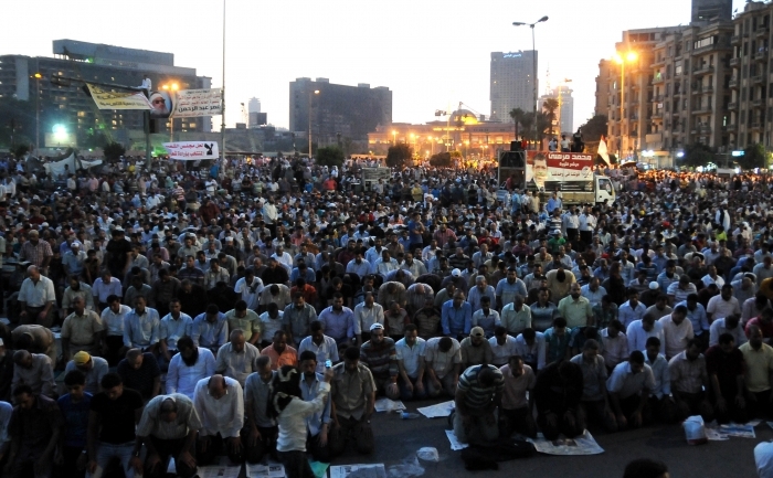 Zeci de mii de egipteni se roagă în Piaţa Tahrir înaintea unui miting de susţinere a noului preşedinte Mohamed Morsi, 10 iulie 2012 (- / AFP / GettyImages)
