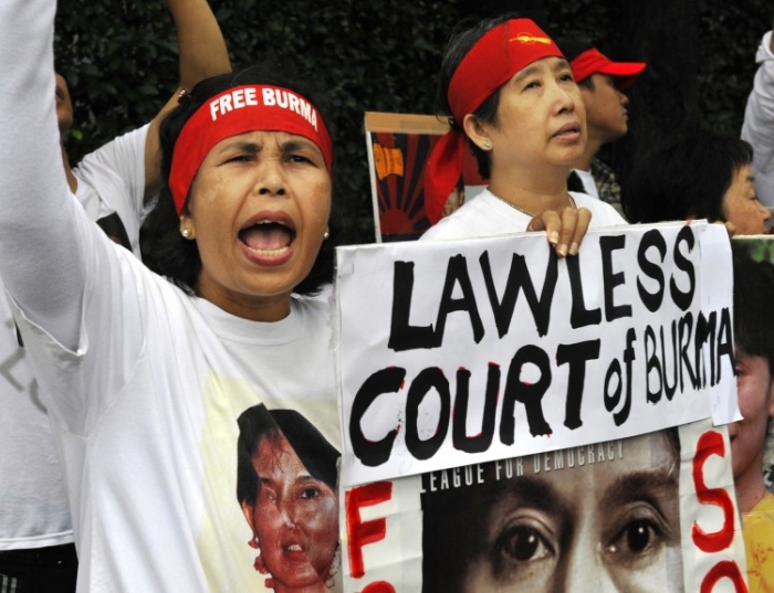 Rezidenţi birmanezi din Japonia ţin portrete ale lui Aung San Suu Kyi şi fac apel pentru eliberarea ei din detenţia ilegală pe 2 octombrie 2009, în faţa Ambasadei din Birmania, în Tokyo. Ea a fost în eliberată un an mai târziu.