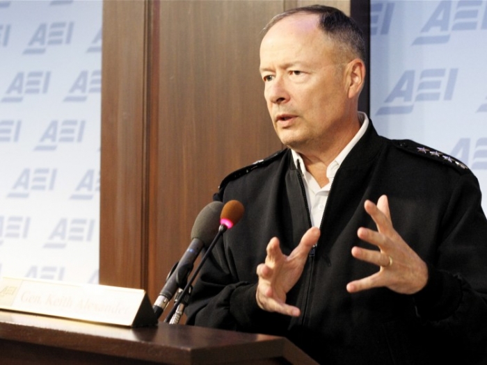 
Generalul Keith B. Alexander, comandantul Comandamentului Cyber ​​SUA, a vorbit unei mulţimi  la American Enterprise Institute din Washington, DC, pe 9 iulie.
