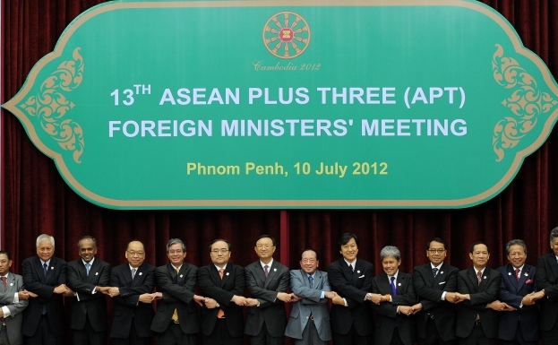 Conferinţa Asociaţiei Naţiunilor din Asia de Sud-Est (ASEAN) şi-a început lucrările în Cambodgia. Poză de grup, 10 iulie 2012.