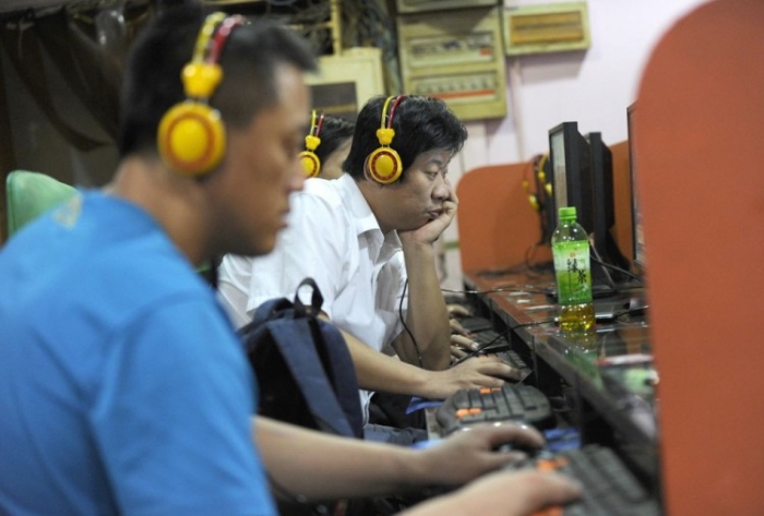 
Localnicii folosesc computerele de la un Internet Cafe din Beijing pe 8 septembrie, 2011
