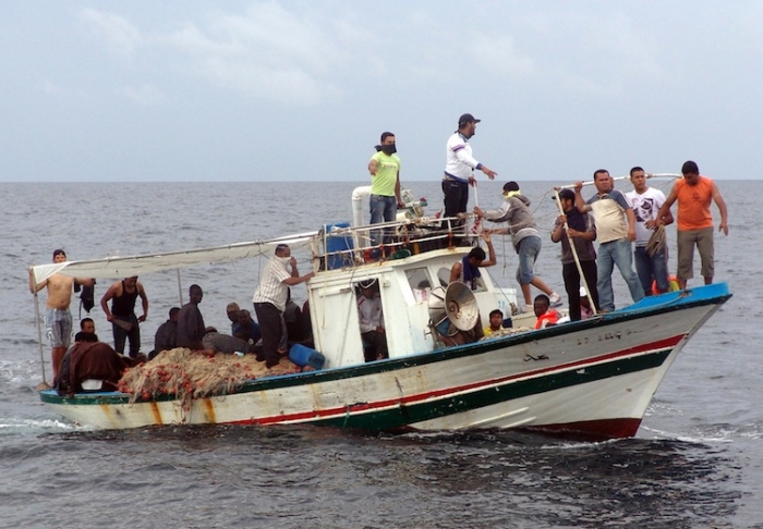 Refugiaţi libieni la bordul unui vas după ce au fost salvaţi de paza de coastă tunisiană lângă Sfax, 5 iunie 2011