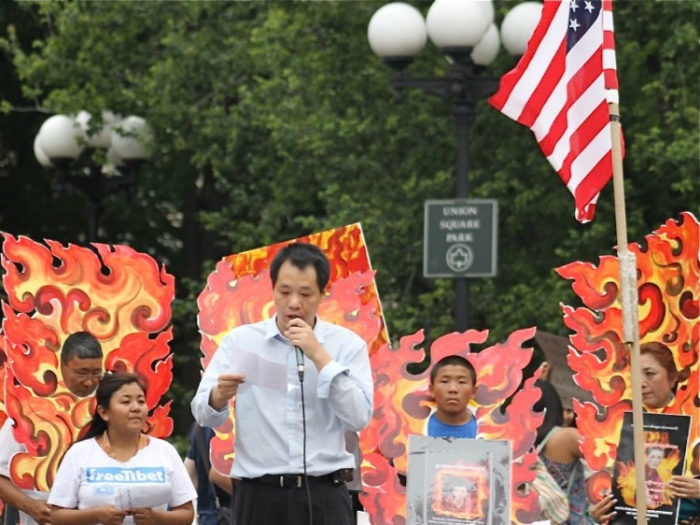 Tang Baiqiao vorbind la un miting din New York, la 30 iunie, pentru a protesta împotriva opresiunii comuniste în Tibet