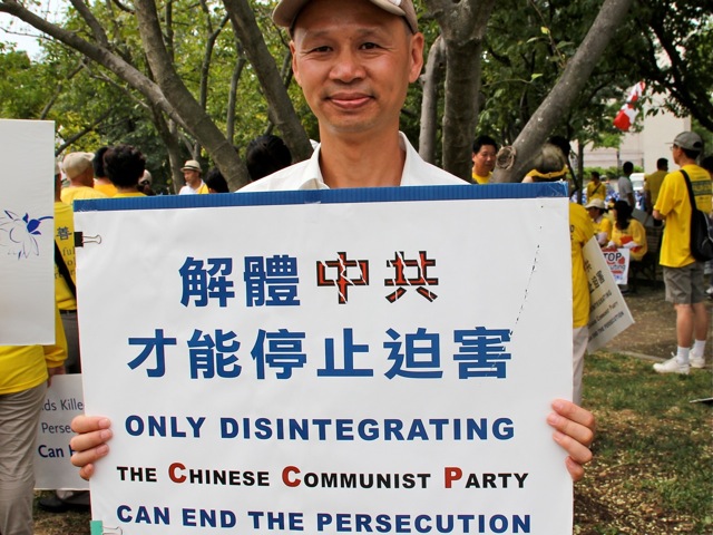Xiao Lee a venit din Australia ca să participe la paradă. Soţia sa a fost încarcerată într-un lagăr de muncă din China timp de doi ani, pentru că practica Falun Gong.