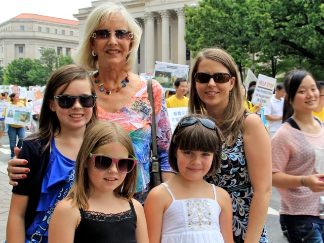 Nancy Broyhill, din Virginia, a urmărit parada cu familia sa, inclusiv cu nepoţii. A descris-o ca fiind "democraţia în acţiune."