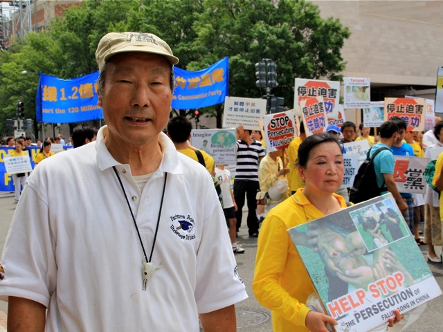 Susţinătorul John Chang a venit din Virginia pentru a sprijini parada Falun Gong.