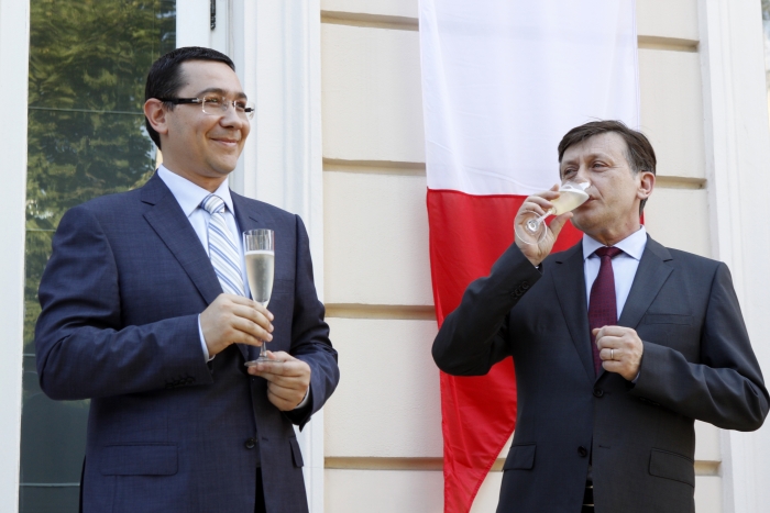 Crin Antonescu şi Victor Ponta la recepţia de la Ambasada Franţei cu ocazia Zilei Nationale a Franţei