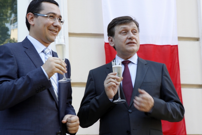 Crin Antonescu şi Victor Ponta la recepţia de la Ambasada Franţei cu ocazia Zilei Nationale a Franţei