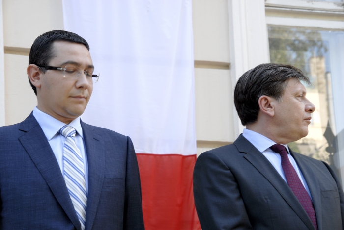 Crin Antonescu şi Victor Ponta la recepţia de la Ambasada Franţei cu ocazia Zilei Nationale a Franţei (Epoch Times România)