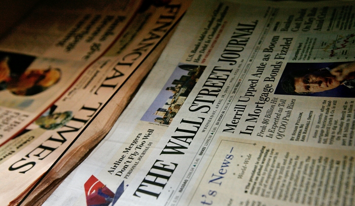 Ziare Financial Times şi Wall Street Journal la un stand de presă.