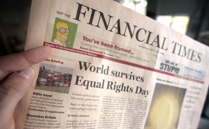 O persoană citeşte ziarul Financial Times. (SHAUN CURRY / AFP / Getty Images)