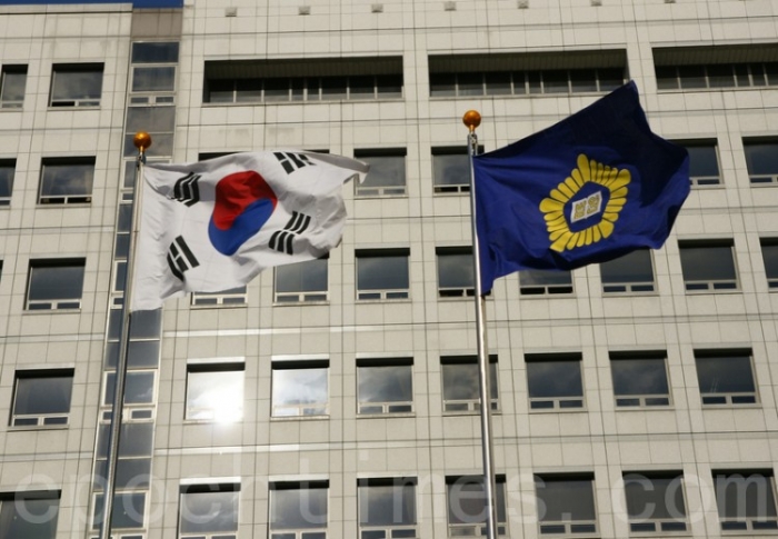 Steagul  coreean în faţa  Curţii Supreme din Seul. Pe 28 iunie, Curtea Supremă a respins recursul Ministerului de Justiţie cu privire la decizia unei instanţe inferioare de acordare de azil unui practicant Falun Gong. 


