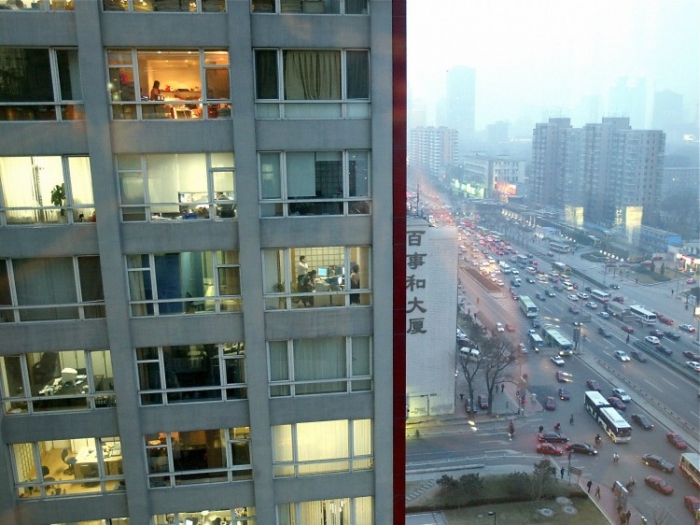 O clădire înaltă a guvernului din Beijing, 2004. Tendinţa de emigrare s-a răspândit încet de la cei înstăriţi la clasa de mijloc.