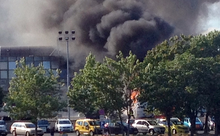 Fum deasupra aeroportului Burgas provenit de la atentatul cu bombă care a făcut numeroase victime, 18 iulie 2012, Bulgaria