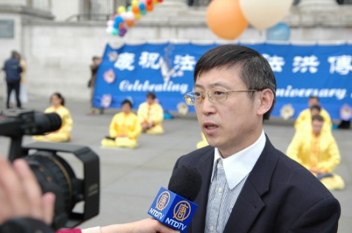 Dr. Liu, preşedintele Asociaţiei Falun Dafa din Regatul Unit, la o aniversare a Zilei Internaţionale a Falun Dafa.