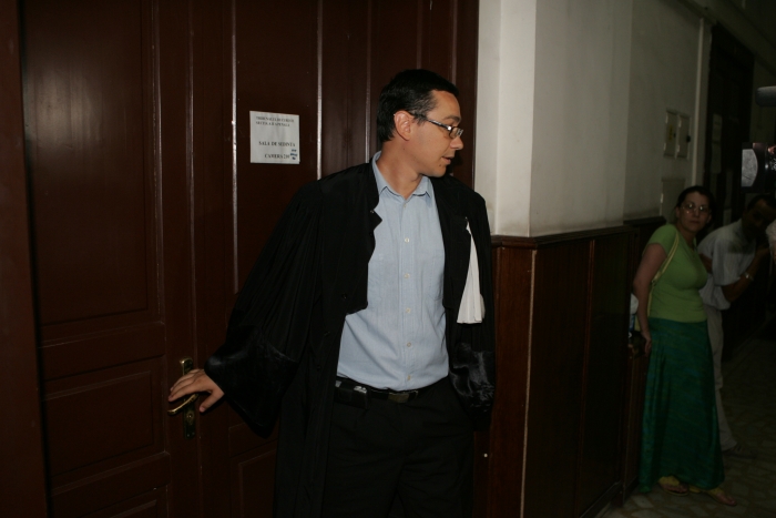 Victor Ponta în robă de avocat