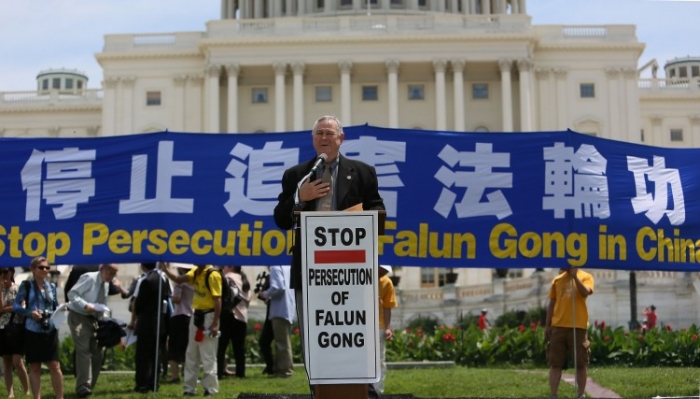 Congresmanul Dana Rohrabacher (R-CA) protestând împotriva persecuţiei Falun Gong la mitingul ţinut pe faţada vestică a Capitoliului din Washington, 12 iulie.
