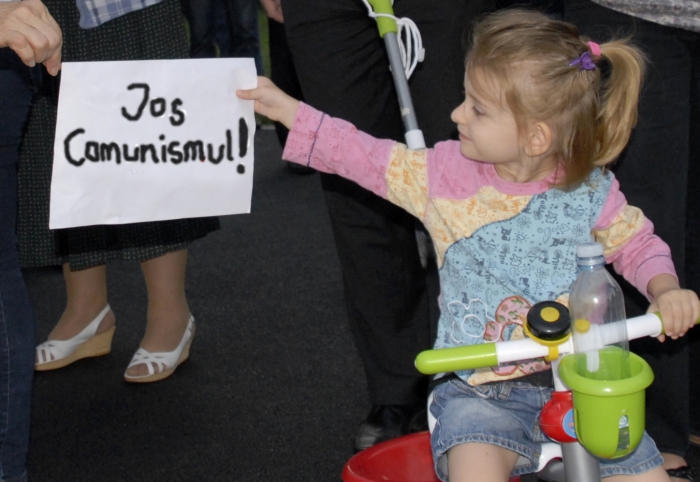 Copil în căruţ la miting anti comunist