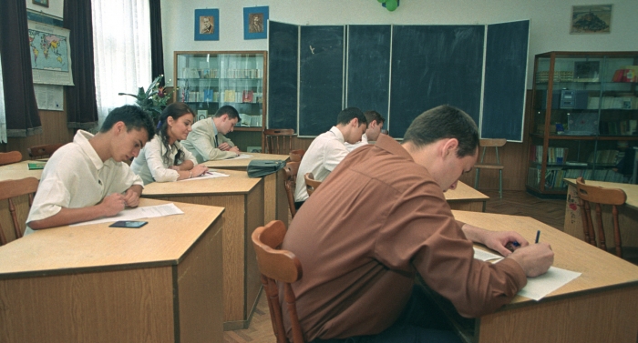 Elevi de liceu în bănci.Examen BAC (Epoch Times România)