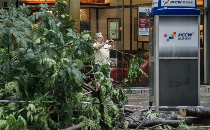 Un taifun puternic a lovit în noaptea de luni spre marţi Hong Kongul, rănind zeci de persoane. (PHILIPPE LOPEZ / AFP / GettyImages)